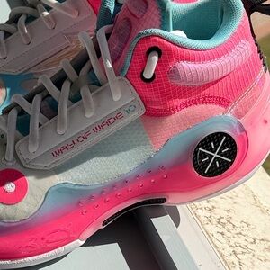 Men’s Way of Wade size 8.5 basketball shoes